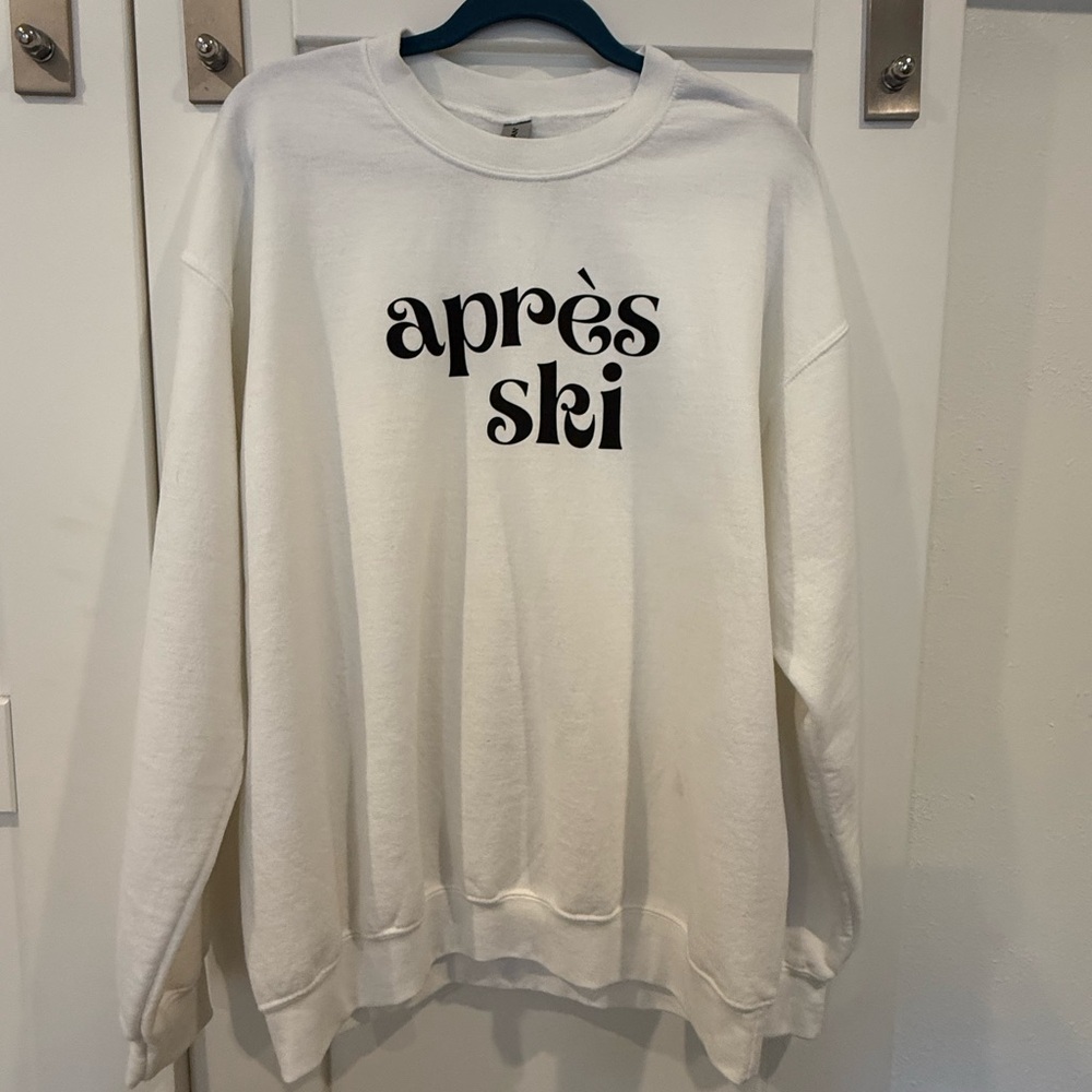 Après Ski White Crewneck Sweatshirt | Cozy Winter Graphic Pullover